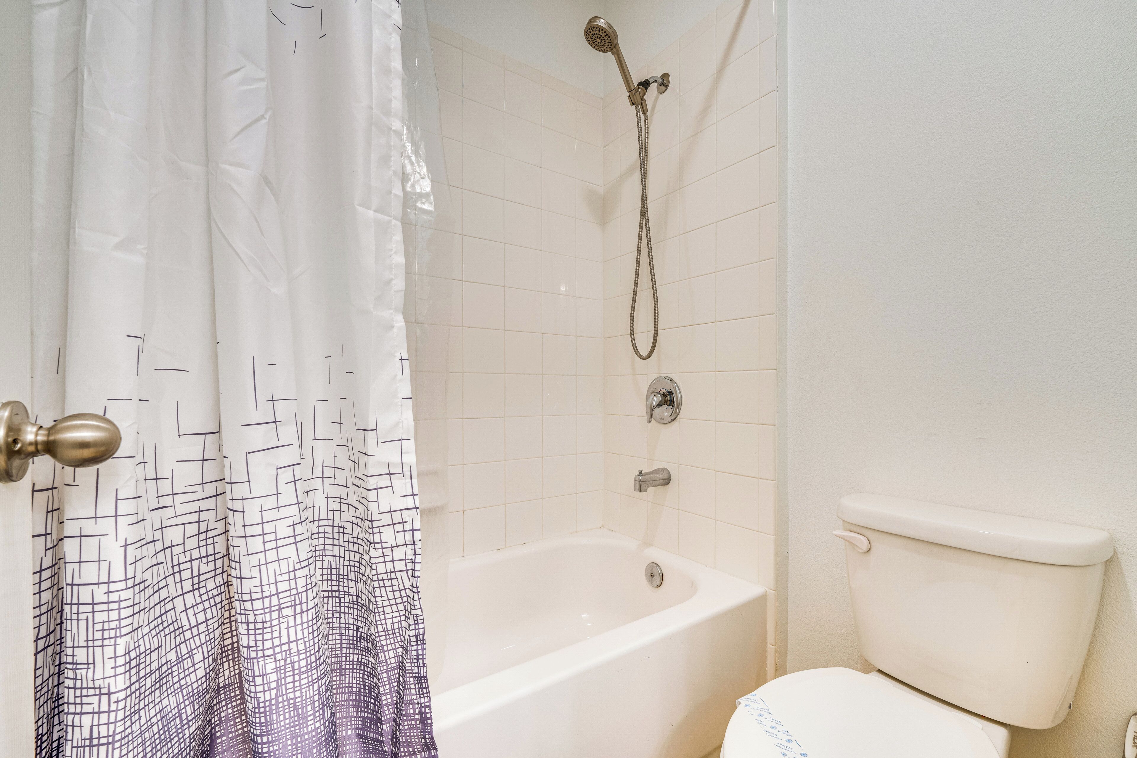 Une salle de bain avec une baignoire, des toilettes et une douche.