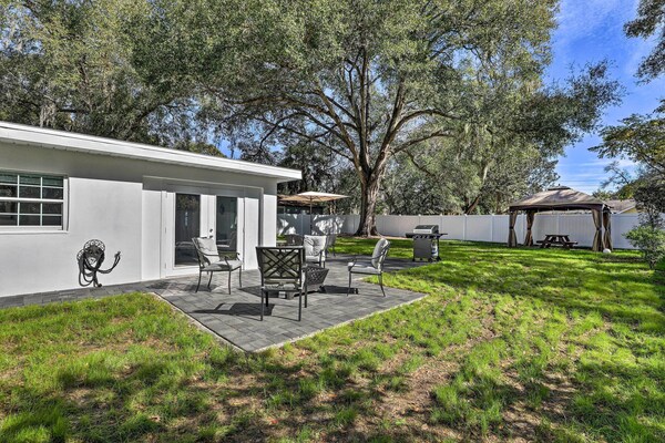 Chic Home W/ Fire Pit & Patio, Walk To Lake! - Florida