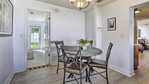 A dining area with a round table, four chairs, and a chandelier. - Pet-friendly Mt Dora Home w/ Fire Pit & Patio (Mount Dora)