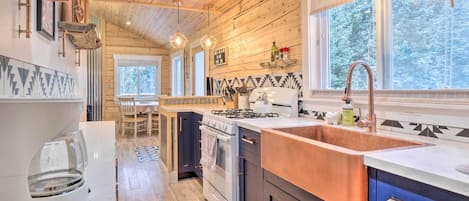 Hus (1 Bedroom) | Eget kjøkken | Mikrobølgeovn, ovn, kokeplater og kaffetrakter/tekoker