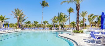 Sunny Ocean Village Beach Condo: Community Pool