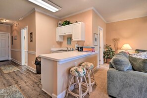 Apartment (1 Bedroom) | Interior - Inviting Myrtle Beach Condo w/ Pool Access! (Myrtle Beach)