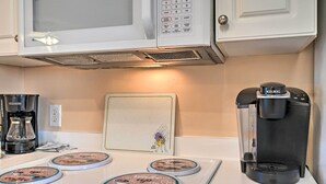 Une cuisine équipée d’une machine à café, d’un four à micro-ondes et d’un grille-pain.