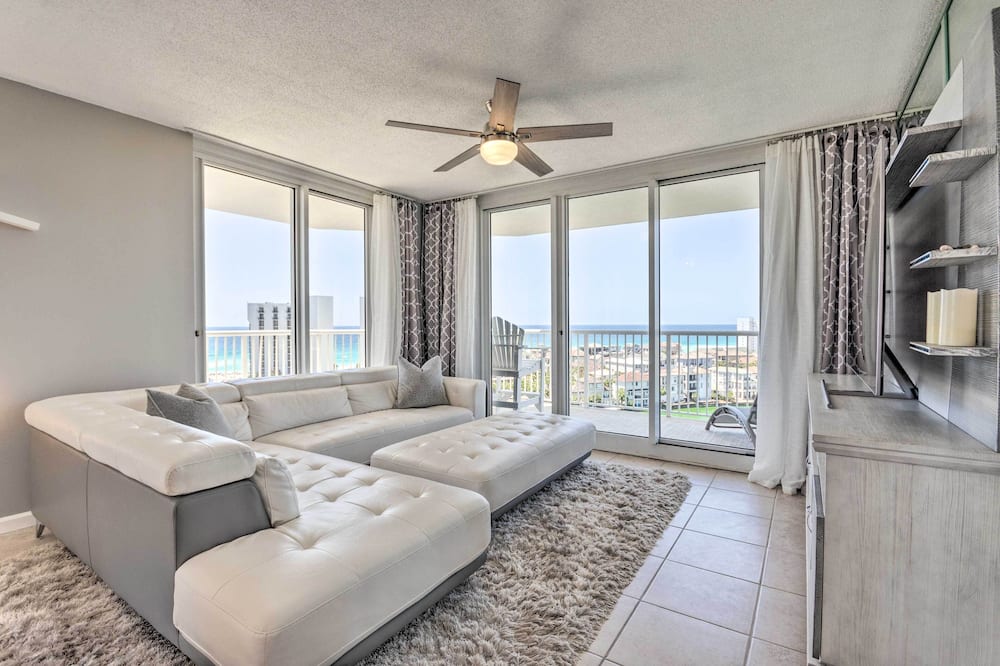 The Terrace at Pelican Beach Resort: View + Pool!