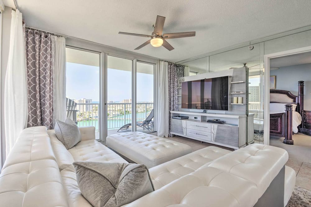 The Terrace at Pelican Beach Resort: View + Pool!