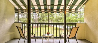Niceville Condo w/ Pool Access < 8 Mi to Destin!