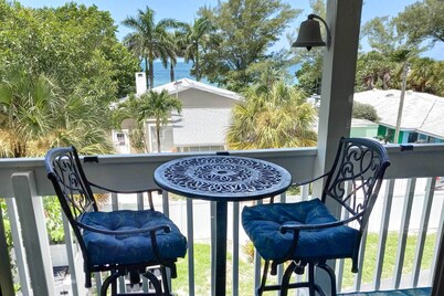 Sea La Vie: Sunny Indian Rocks Beach Condo!
