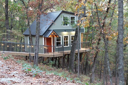 Secluded Treehouse in the Woods - 10 minutes to Branson Landing & SDC!