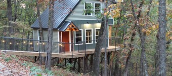 Secluded Treehouse in the Woods - 10 minutes to Branson Landing & SDC!