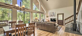 'the River Home' Cabin w/ Yard: Near Wolf Creek!