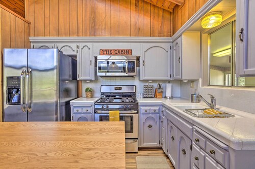 Lovely Oakhurst Cabin w/ Deck & Mtn Views!