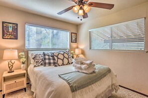 House (2 Bedrooms) | Interior - Lovely Oakhurst Cabin w/ Deck & Mtn Views! (Oakhurst)