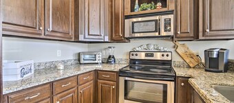 Texas Condo w/ Outdoor Pools - Walk to Beach!