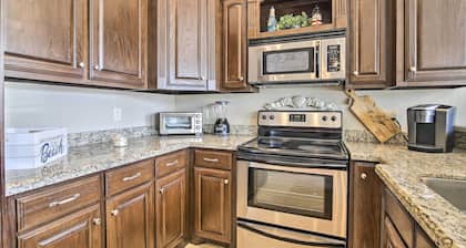 Texas Condo w/ Outdoor Pools - Walk to Beach!