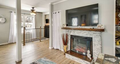 Modern Crosby Retreat < 1 Mi to Serpent Lake!