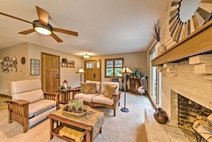 Casa (3 Bedrooms) | Área de sala de estar | Televisión, chimenea y libros 