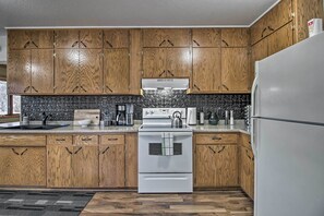 House (2 Bedrooms) | Private kitchen | Oven, stovetop, coffee/tea maker, cookware/dishes/utensils - Dog-friendly Crosby Home w/ Bike Storage! (Crosby)