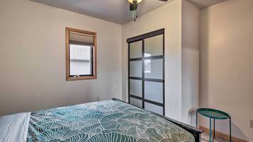 2 bedrooms, laptop workspace, bed sheets