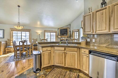 Mountainside Winter Park Ski Home w/ Hot Tub