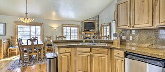 Mountainside Winter Park Ski Home w/ Hot Tub