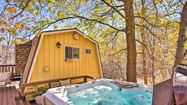 A wooden hot tub on a deck with a yellow building in the background. - Lake Arrowhead Studio Near Hiking w/ Hot Tub (Lake Arrowhead)