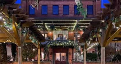 Cozy Downtown Acworth House-near Lakepoint Sports