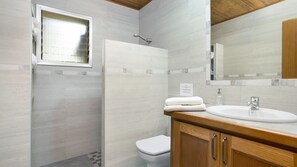 Bathtub - 2CIP01-10pax - House with capacity for 10 people and private pool located in a quiet area (Vidreres)