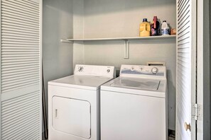 Apartment (2 Bedrooms) | Interior - Laughlin Mtn Getaway: 2 Mi to Colorado River (Laughlin)