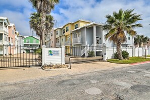 Interior - Corpus Christi Home w/ Golf Cart: Walk to Beach! (Corpus Christi)