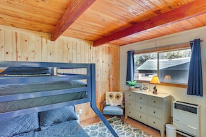 House (2 Bedrooms) | Interior - 1 Mi to Snow Summit: Big Bear Lake Cabin! (Big Bear Lake)