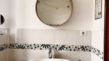 Articles de toilette écologiques, sèche-cheveux, serviettes fournies