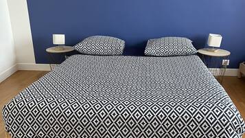 2 chambres, bureau, fer et planche à repasser, lit parapluie