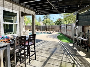 Outdoor dining - Spacious 4 BR Home, with Fireplace, Wet Bar, Pool, & indoor Jacuzzi tub. (Vacaville)