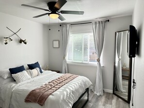 4 Schlafzimmer, Zimmersafe, Schreibtisch, Bügeleisen/Bügelbrett