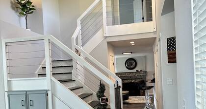 Spacious 4 BR Home, with Fireplace, Wet Bar, Pool, & indoor Jacuzzi tub.