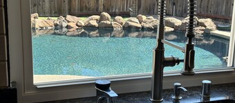 Serene Retreat: W/ Waterfall Pool, Proximity to Shopping & Gastronomic Delights.