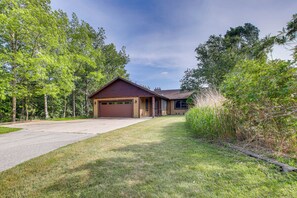 Interior - Idyllic Sturgeon Bay Cabin w/ Fire Pit + View (Sturgeon Bay)