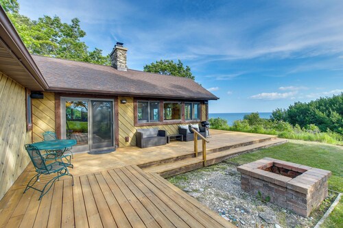 Idyllic Sturgeon Bay Cabin w/ Fire Pit + View