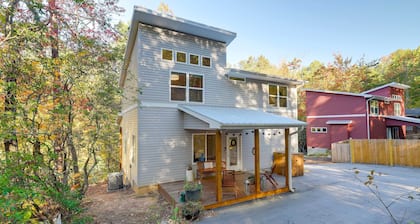 Luxe Mountain Home Near Ridgecrest & Asheville!