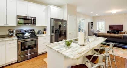 Luxe Mountain Home Near Ridgecrest & Asheville!