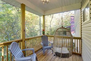 Interior - Luxe Mountain Home Near Ridgecrest & Asheville! (Black Mountain)