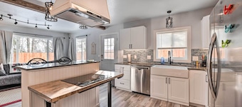 Kenai Home w/ Fireplace < 10 Mi to Big Eddy!