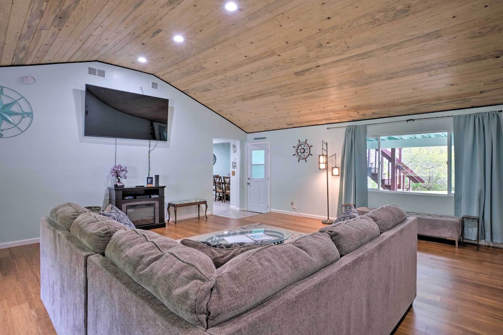 Bungalow w/ Wraparound Deck - 8 Mi to Brookings - Harris Beach, OR