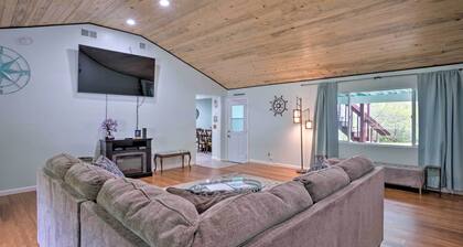 Bungalow w/ Wraparound Deck - 8 Mi to Brookings