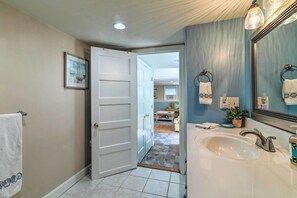 Appartement (1 Bedroom) | Badkamer | Een douche, handdoeken