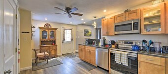 Cozy Getaway - 10 Miles to Mount Wachusett Skiing!