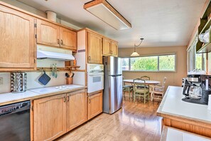 House (3 Bedrooms) | Private kitchen | Microwave, oven, stovetop, dishwasher
