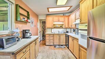 House (3 Bedrooms) | Private kitchen | Microwave, oven, stovetop, dishwasher