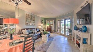 TV - Charming Palm Springs Condo By Community Pool (Palm Springs)