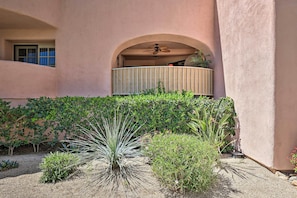 Property grounds - Charming Palm Springs Condo By Community Pool (Palm Springs)